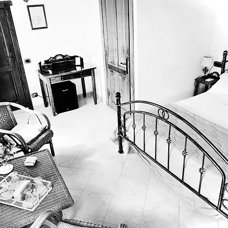 Prestige Room- Salotto Interno- Frigobar- Esperienze Esclusive Nel Territorio - Tutti I Confort Bed & Breakfast *