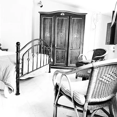 Prestige Room- Salotto Interno- Frigobar- Esperienze Esclusive Nel Territorio - Tutti I Confort Panzió Làconi